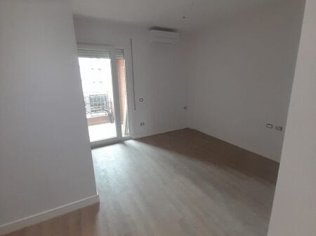 Apartament 2+1 + parkim per shitje tek Shkolla e Kuqe