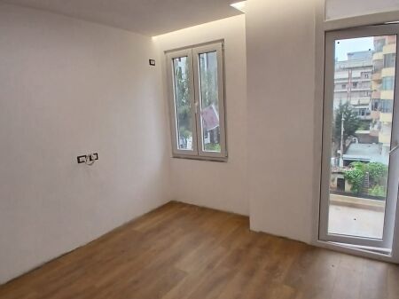 Shitet , Apartament 1+1 , 21 Dhjetori , Tirane