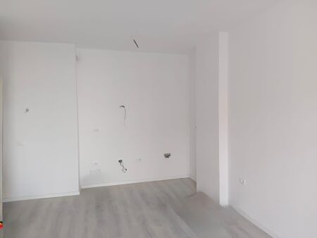  LOCALE UFFICIO 1+1 + PARCHEGGIO IN AFFITTO – Complesso E-88, Laprakë (Dritan Hoxha)