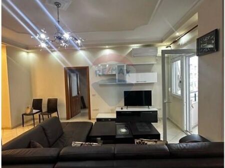 Appartamento 2+1+2 in Affitto – Liceo Ali Demi, Vlorë