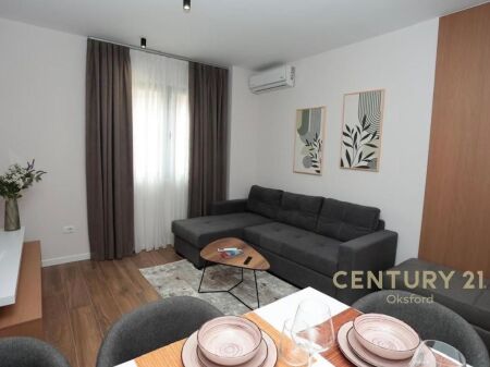 Shitet apartament 1+1 i investuar tek Rruga “Siri Kodra”!  Ofrohet për shitje apartament 1+1 i investuar, i pozicionuar në një zonë shumë të kërkuar dhe lehtësisht të aksesueshme, pranë qendrës së Tiranës.  Detaje të pronës: • Sipërfaqe totale: 69.07 m² • Sipërfaqe neto: 54.95 m² • Kati: 1  Organizimi: Apartamenti organizohet në një korridor shpërndarës, një dhomë gjumi dhe një tualet.  Karakteristika: • I investuar dhe i arreduar, gati për banim ose përdorim të menjëhershëm • Orientim shumë i favorshëm, me ndriçim natyral gjatë gjithë ditës • Vendndodhje strategjike, vetëm rreth 10 minuta nga qendra • Zonë e zhvilluar, pranë të gjitha faciliteteve si markete, shkolla, transport publik dhe shërbime të ndryshme  Ideale për investim, veçanërisht për qira afatshkurtër si Airbnb.  Për më shumë informacion ose për një vizitë në pronë, ju lutem na kontaktoni!