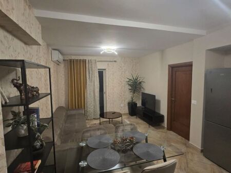 AFFITTASI 1+1 Centro Via, e Barrikadave 650 euro