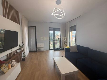 Shitet apartament 1+1 tek kompleksi 5D Porcelan , prane TV klan!