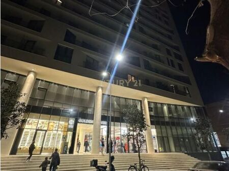 Apartament modern dhe plotësisht i mobiluar, i pozicionuar në një nga rezidencat më të kërkuara në zonën e Mine Pezës. Ambienti ofron organizim funksional me sallon dhe kuzhinë të përbashkët, dhomë gjumi komode, tualet dhe ballkon. I investuar me stil bashkëkohor dhe materiale cilësore, apartamenti siguron komoditet maksimal për jetesë.  Rezidenca ofron standarde të larta ndërtimi, ashensor, parkim nëntokësor dhe akses të menjëhershëm në shërbime si markete, kafene dhe restorante. Vendndodhja strategjike, shumë pranë qendrës së Tiranës, e bën ideale banim.