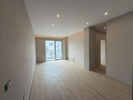 Apartament 2+1 per qira tek Komuna e Parisit.