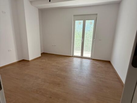 Locale per ufficio vicino ad Air Albania