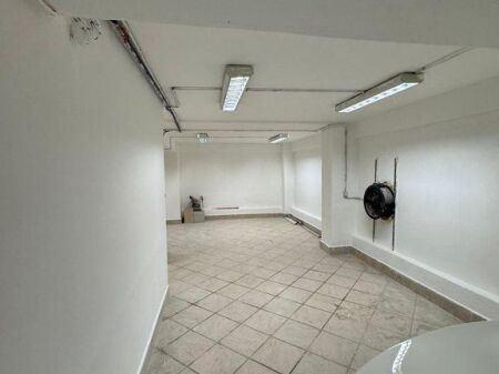 WAREHOUSE FOR RENT AT THE PARIS COMMUNE CROSSROAD.