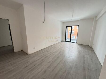  Apartament 2+1+2 për shitje pranë Kompleksit Fratari