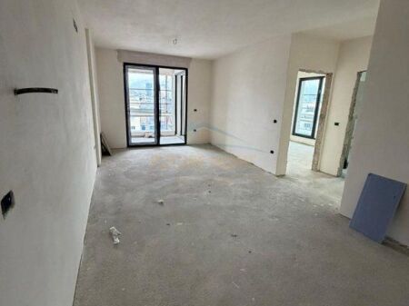 Shitet apartament 2+1+2 Komuna e Parisit White Tower