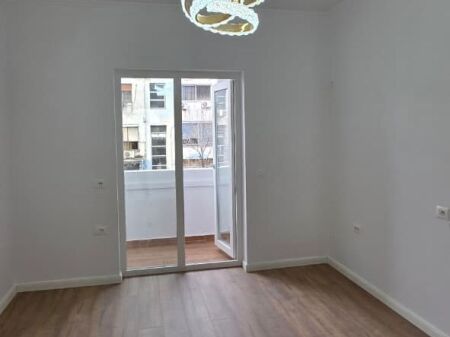  SHITET APARTAMENT 2+1 – RRUGA BARDHYL, TIRANË  .