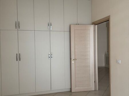 Shitet apartament 1+1 te Komuna e Parisit!