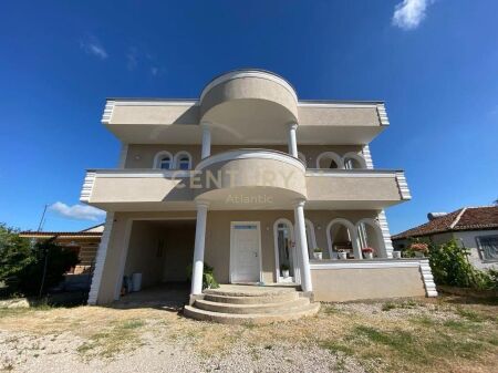 Villa su due piani insieme a garage si trova a Katund-Sukth, Durrës, in una zona tranquilla e molto adatta per vivere. Prezzo: 16.500.000 Nuove Lek Superficie totale: 343m² Superficie del terreno: 300 m² Superficie costruita: 236 m² Organizzazione: Primo piano (103 m²) – Appartamento 2+1 + Garage • Soggiorno con cucina • 2 camere da letto • 1 bagno • Garage • Cortile spazioso Secondo piano (133 m²) – Appartamento 2+1 • Soggiorno con cucina • 2 camere da letto • 1 bagno • Grande balcone Primo piano completamente investito e arredato nei dettagli Collegamento tra i piani con scale interne Zona tranquilla, lontano dal rumore della città Documentazione regolare della proprietà Contattaci per maggiori informazioni o per una visita alla proprietà