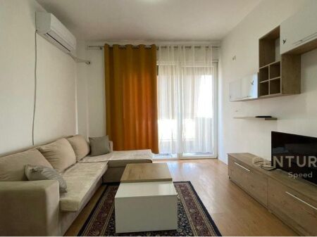 Apartament 1+1 me qira në Rrugën 5 Maji me post parkimi!