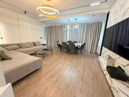 Jepet Apartament Luksoz 2+1 me Qira te Liqeni i Tiranës!