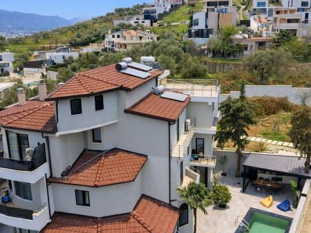 Super Villa su 4 Piani in Vendita Arredata al Lago Secco