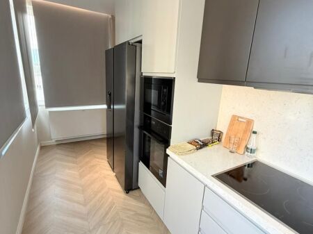 Jepet Apartament Luksoz 2+1 me Qira te Liqeni i Tiranës!