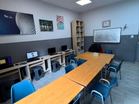 LOCALE IN AFFITTO - VICINO BLOK, VIA SAMI FRASHERI, VICOLI LSI, DI FRONTE A CONAD, LOCALE IN AFFITTO CON SUPERFICIE 100M². * 3° PIANO.  * COMPOSTO DA: 3 CAMERE, BAGNO. * CON CORRIDOIO LUNGO. * BALCONE.  ** LOCALE MOLTO COMODO, ADATTO PER UFFICI O ALTRO BUSINESS PRIVATO.
