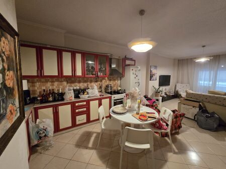 Shitet apartament 1+1 tek Pallatet e Verdha, pranë Terminalit të Autobuzave