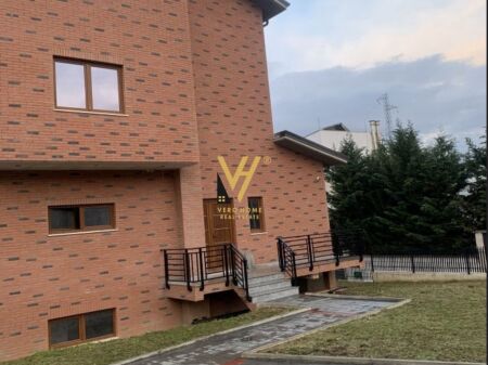 VILLA SU TRE PIANI IN AFFITTO A TEG, AFFITTO 4.000 EURO