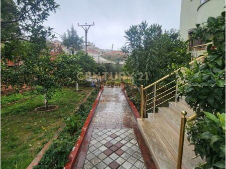  Villa a Tre Piani con Potenziale di Sviluppo – Città Studentesca