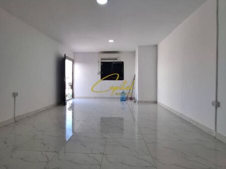 SHOP FOR RENT 30 M2 KOMBINAT 30,000 LEKE