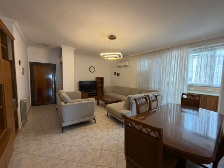 Jepet me qira apartament tek Rruga Siri Kodra  Sipër Ambulancës nr. 3, kati 5 (me ashensor)  110 m² |  Sallon + guzhinë |  3 dhoma gjumi |  2 banjo |  Ballkon  Çmimi: 750€/muaj