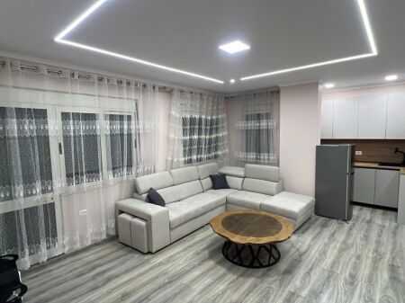 Shitet apartament 1+1+Verande te Liqeni i Thate.