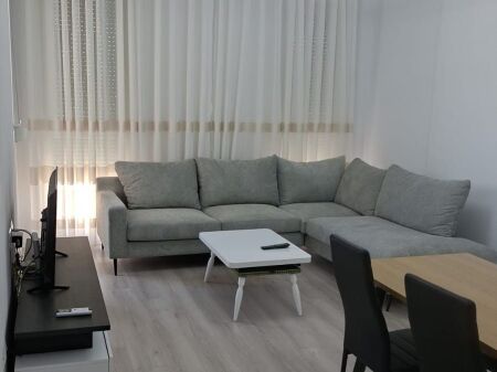 Jepet me qera apartament 2+1+2 tualete te Kompleksi "Univers City".