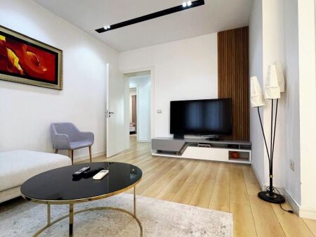 Prane "Kafe Flora", ne fillim te rruges se Durresit.   Shesim super apartament 2+1+2 tualete