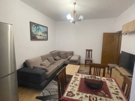 Jepet me qira 1+1 te Pazari i Ri, afër Optika Roma 600 € /Muaj