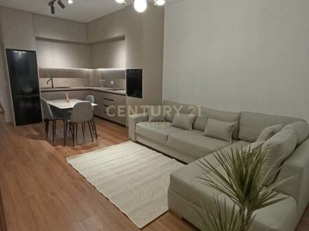 APARTAMENT 1+1 ME QIRA, PRANE AMBASADES AMERIKANE, TIRANE