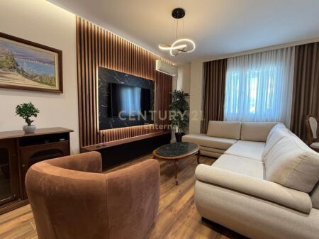 In una delle zone più richieste di Tirana, Mine Peza, è offerto in vendita un elegante appartamento 2+1+2 con una superficie di 102 m², pensato per una vita comoda e moderna, orientamento Nord-Est nel soggiorno, dalle camere da letto Sud.  L'organizzazione perfetta dello spazio comprende un soggiorno spazioso e naturalmente illuminato, cucina funzionale, due camere da letto confortevoli, due bagni garantendo il massimo comfort per la tua famiglia. Due balconi aggiungono un valore speciale, offrendo spazio per il relax e aria fresca durante tutto il giorno, l'ascensore parte dal primo piano.  L'appartamento è caratterizzato da abbondante illuminazione naturale, pianta regolare e posizione strategica vicino a ogni servizio necessario: scuola, mercati, trasporto pubblico e centri business.  Il prezzo è di 250 milioni di lek.  • Per maggiori informazioni, vi preghiamo di contattarci!