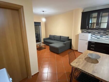 Qera apartament 1+1 me parkim  Kati 8 Jo I fundit me ashensor  E mobiluar  Cmimi 57000 leke /muaj  Tek pallati me shigjeta