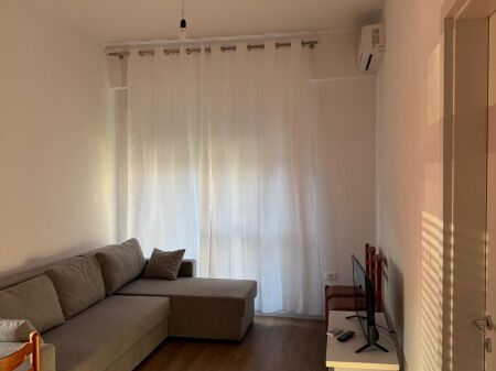 Jepet me qera 1+1  Adresa : Fresk oxa  Kati 2  E mobiluar  Cmimi 38000 leke  