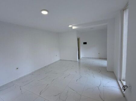 Business Premises for Rent – Near the Main Road Axis, Fresk