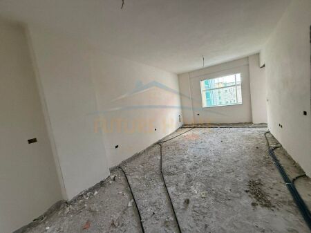 Shitet apartament 1+1 Rruga Egnatia