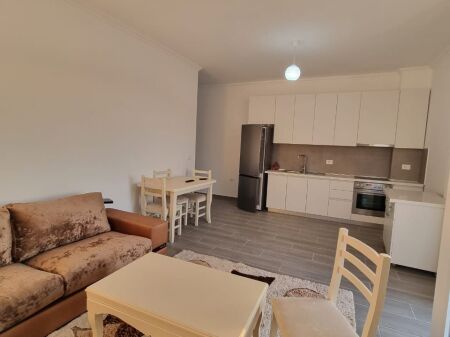 Jepet shtepi private me qira ne Kombinat !