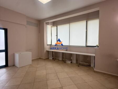 LOCALE UFFICIO IN AFFITTO 110M2 "VIA MUHAMET GJOLLESHA" 100.000 LEKE