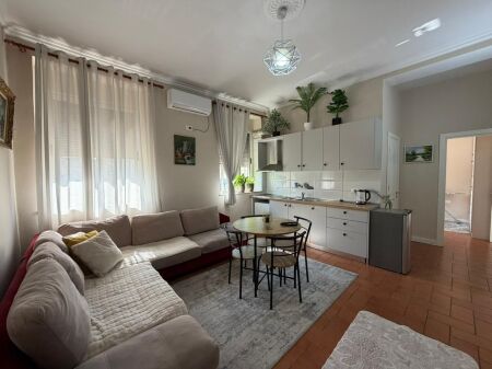Apartament 2+1 per qira prane Hotel Colosseo tek Rruga e Durresit.