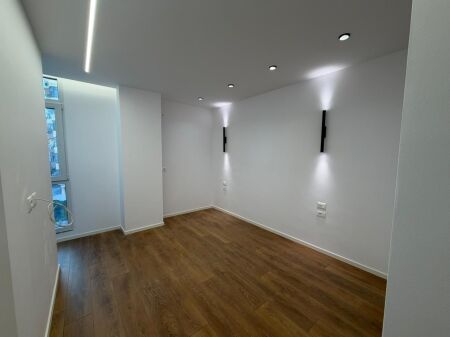  SHITET Apartament 1+1  Prane 21-Dhjetorit    Cmimi 155.000 Euro