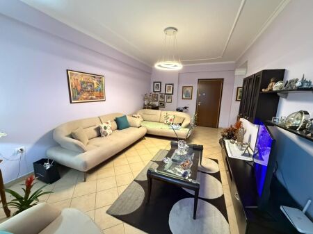  Affittasi 2+1 –  Di fronte alla Clinica At Luigji Monti, Via Kavaja 700 €/mese