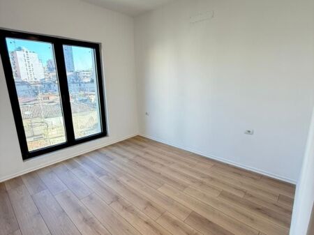 Ufficio in affitto 2+1 in Via delle Barricate (ID BZ2910) Tirana