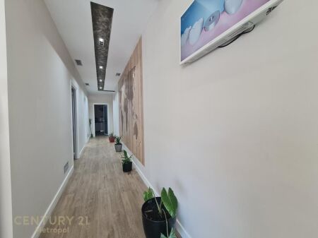 OFROJ PER QIRA AMBIENT KOMERCIAL 120m, KOMUNA E PARISIT!