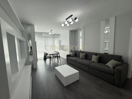 KOMPLEKSI USLUGA, APARTAMENT 2+1 PËR QIRA