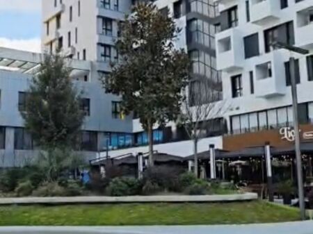 Unità commerciale in affitto in Via Kavaja-Square21`