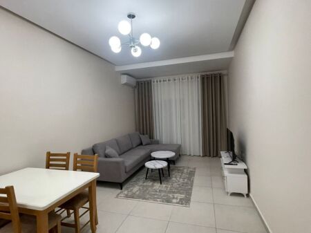 Jepet me qera Apartament 1+1 me verande ne Fresk