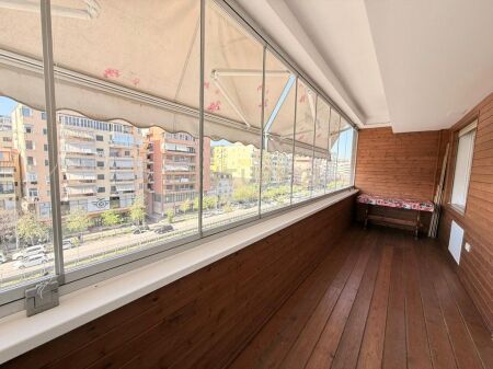 Apartament modern 3+1+2 me 2 poste parkimi në zonën e Komunës së Parisit