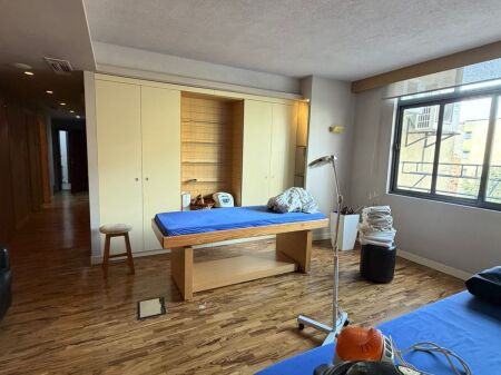 Locale commerciale in affitto 🌿 Via Federik Xhaijko    Locale adatto per centro estetico, clinica dentale o centro massaggi.  📍 Superficie: 115 m² 🏢 Organizzazione: 5 stanze 🚿 Servizi:  • 2 stanze con sauna e docce  • 2 bagni  • Sistema di riscaldamento e audio centrale  ✔️ Il locale è completamente arredato e pronto per l'uso. Primo piano   💰 Prezzo: 1200 €/mese (trattabile)