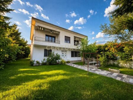 Villa su Due Piani in Vendita con Ingresso Separato, Cortile, Garage e Negozio ad Arapaj, Durrës !!