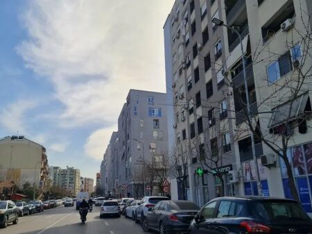 Negozio in affitto a Komune te Parisit, vicino alla Clinica Indiana degli Occhi